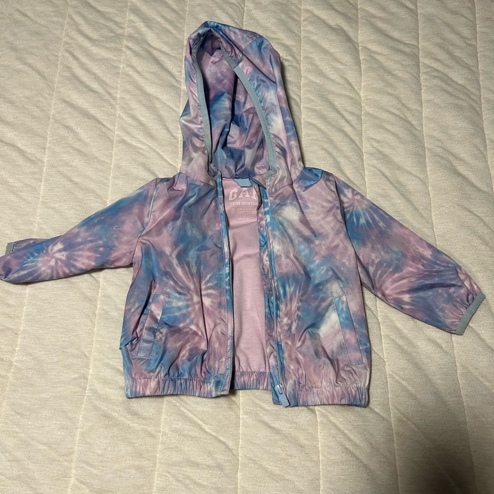 GAP windbreaker with hood. Full zip.